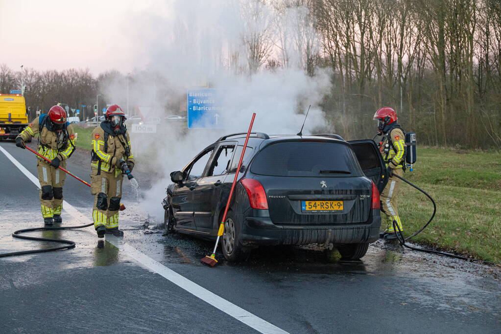 Auto vliegt onderweg in brand