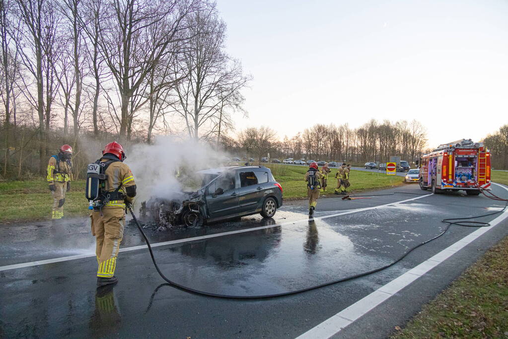 Auto vliegt onderweg in brand