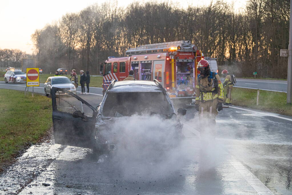 Auto vliegt onderweg in brand