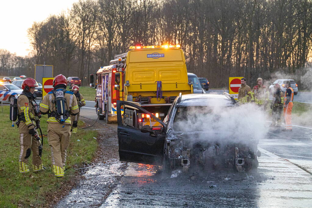 Auto vliegt onderweg in brand