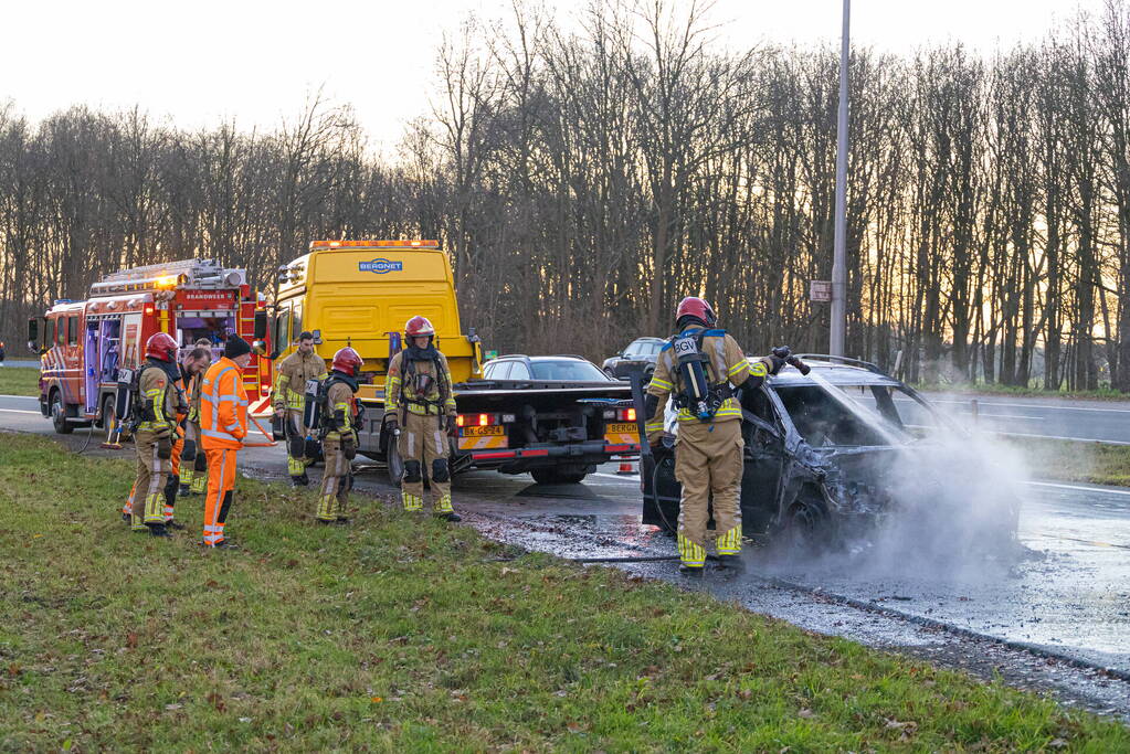 Auto vliegt onderweg in brand