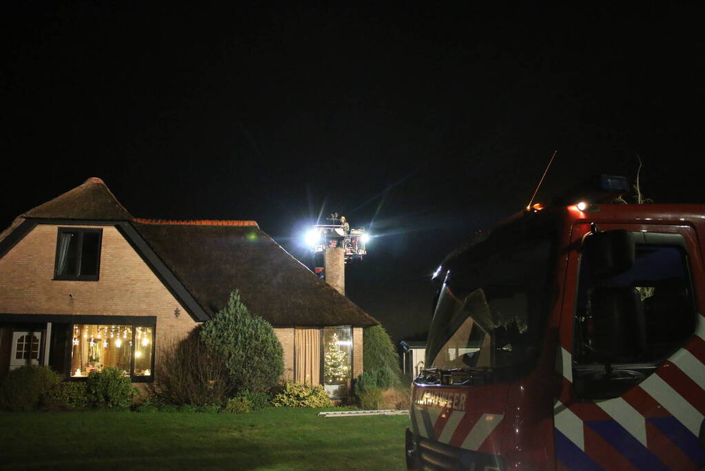 Schoorsteenbrand in rietendak woning