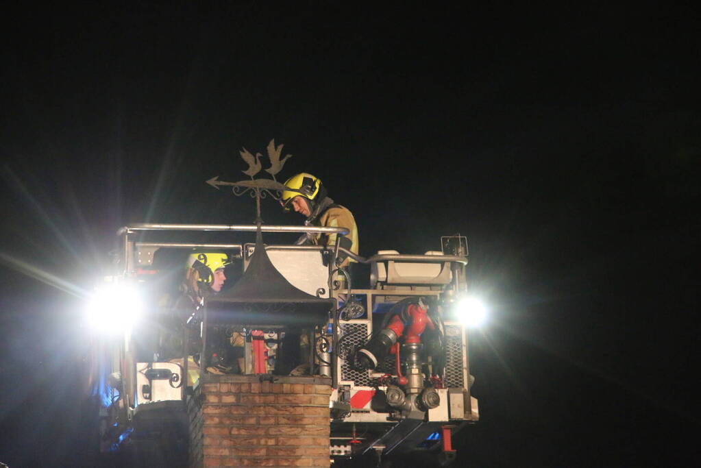 Schoorsteenbrand in rietendak woning