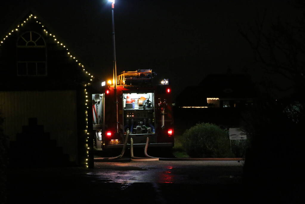 Schoorsteenbrand in rietendak woning