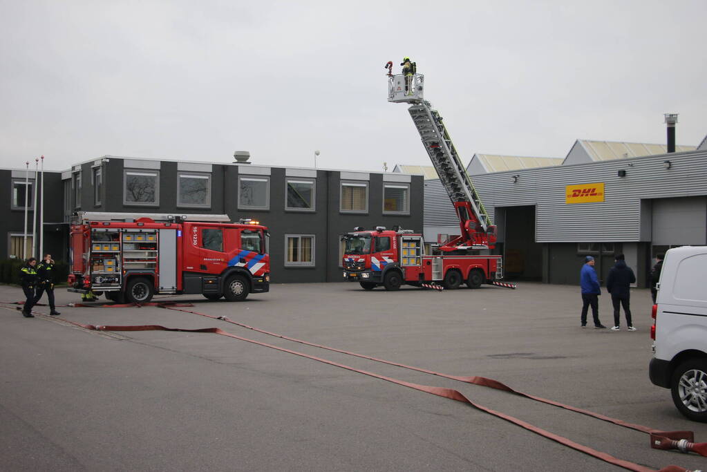 Brandweer blust brand in DHL pand