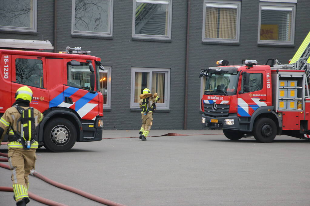 Brandweer blust brand in DHL pand