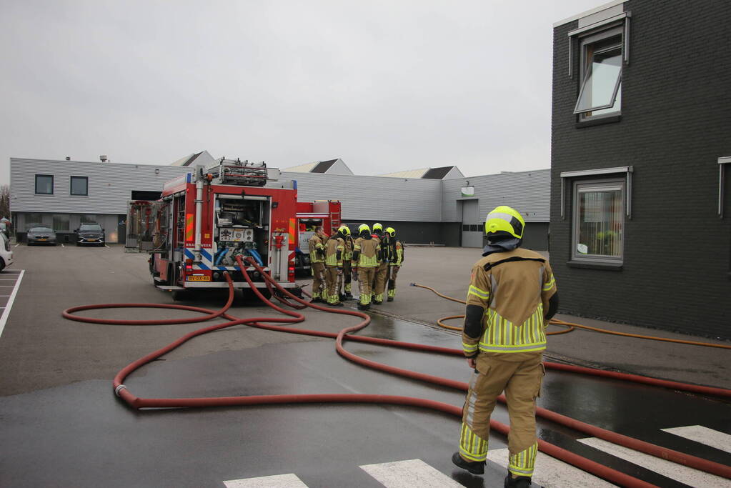 Brandweer blust brand in DHL pand