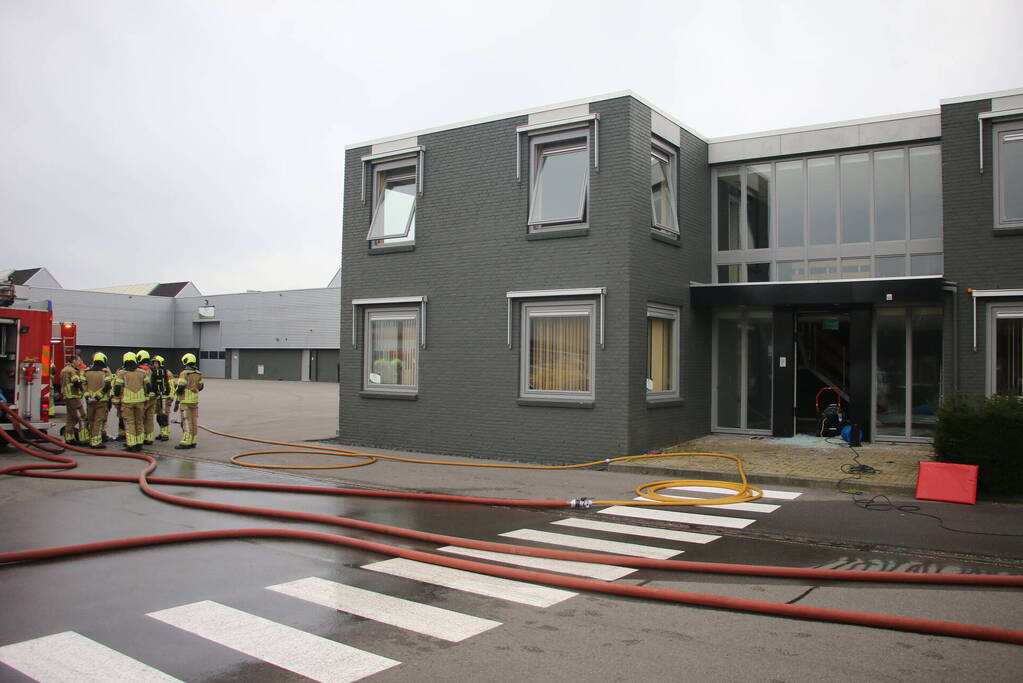 Brandweer blust brand in DHL pand