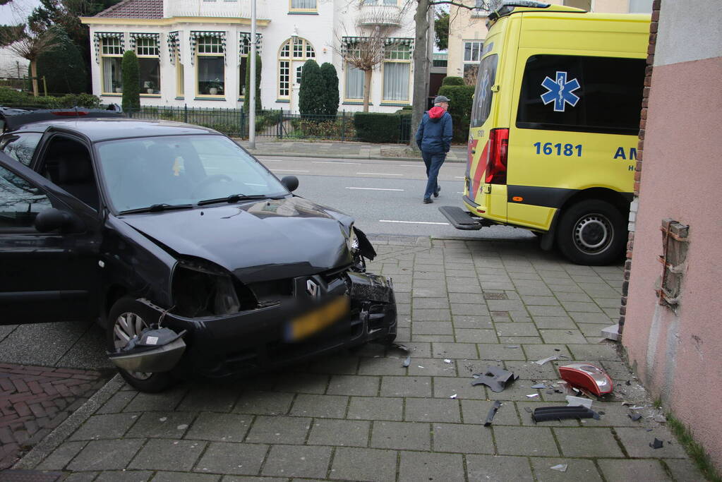 Auto knalt tegen woning na aanrijding