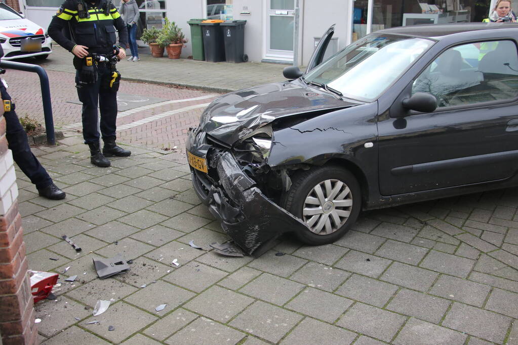 Auto knalt tegen woning na aanrijding