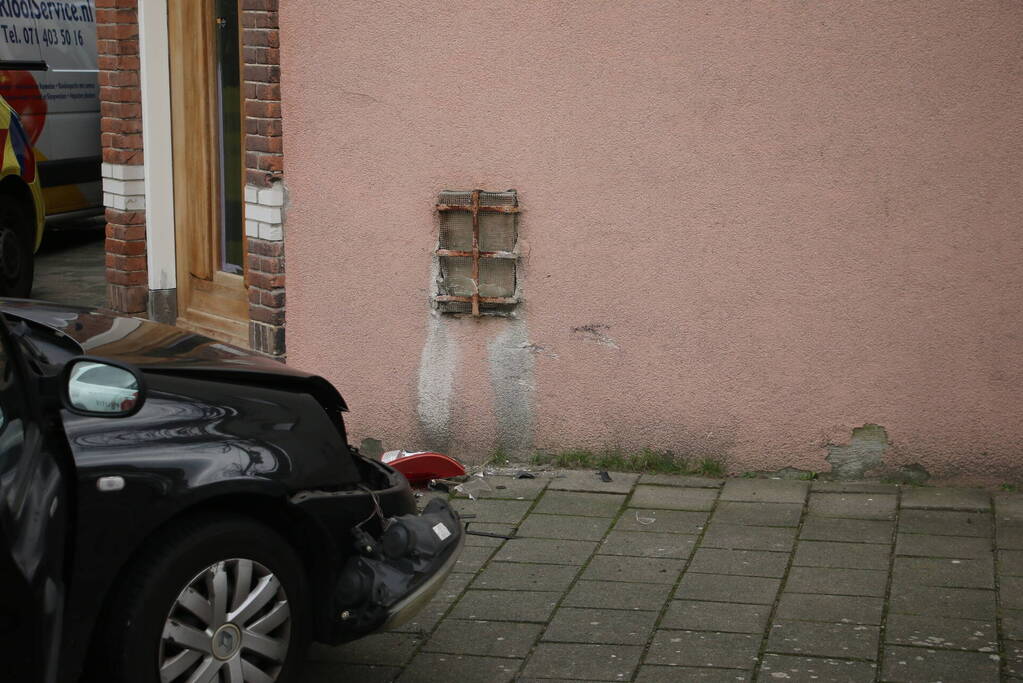 Auto knalt tegen woning na aanrijding