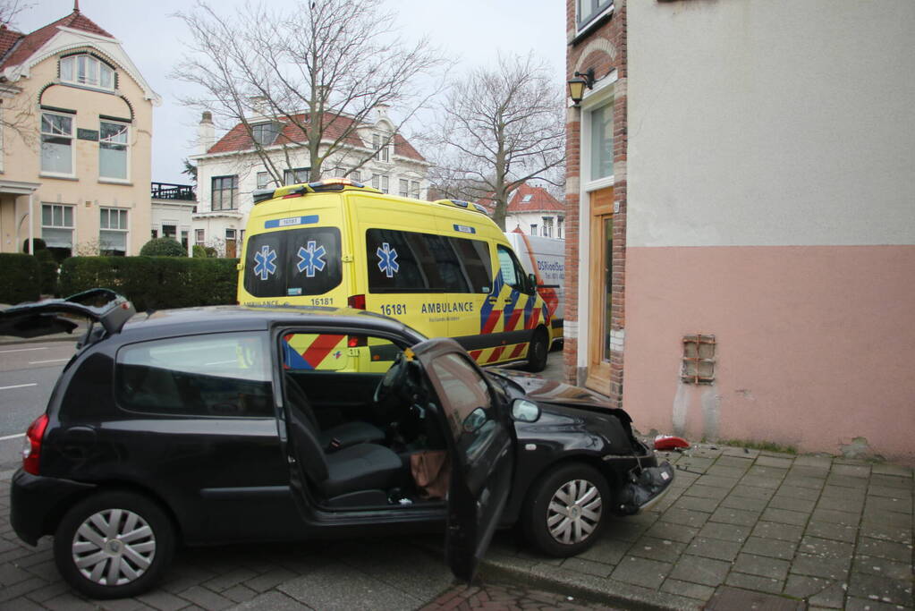 Auto knalt tegen woning na aanrijding