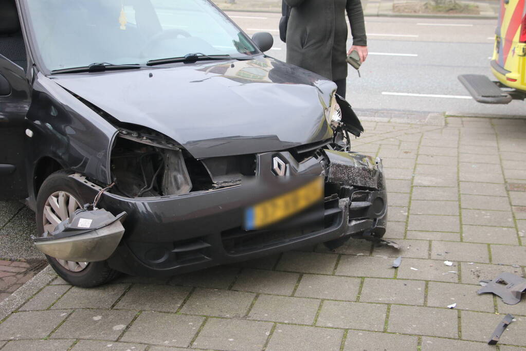 Auto knalt tegen woning na aanrijding