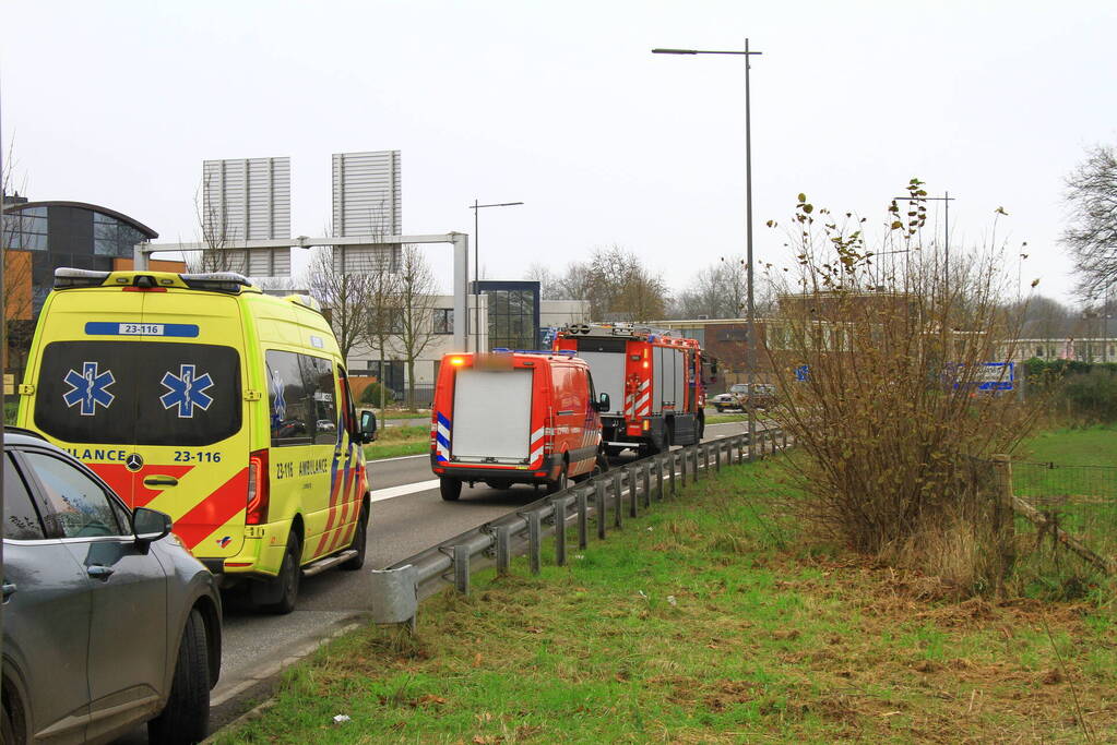 Afslaande vrachtwagen ziet personenauto over het hoofd