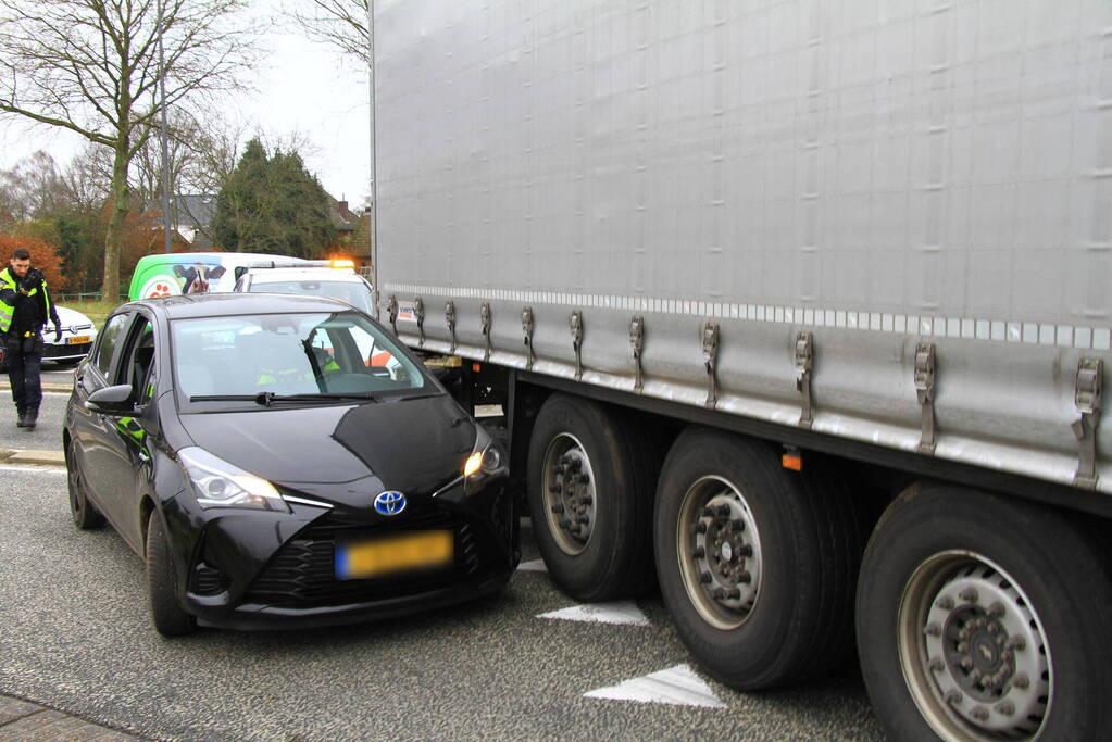 Afslaande vrachtwagen ziet personenauto over het hoofd