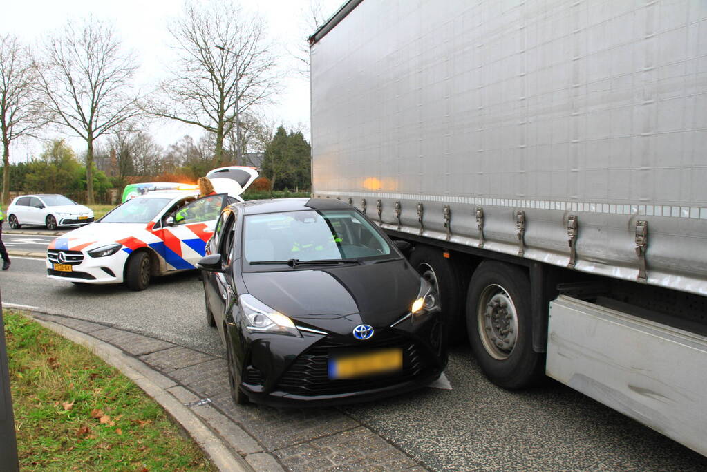 Afslaande vrachtwagen ziet personenauto over het hoofd