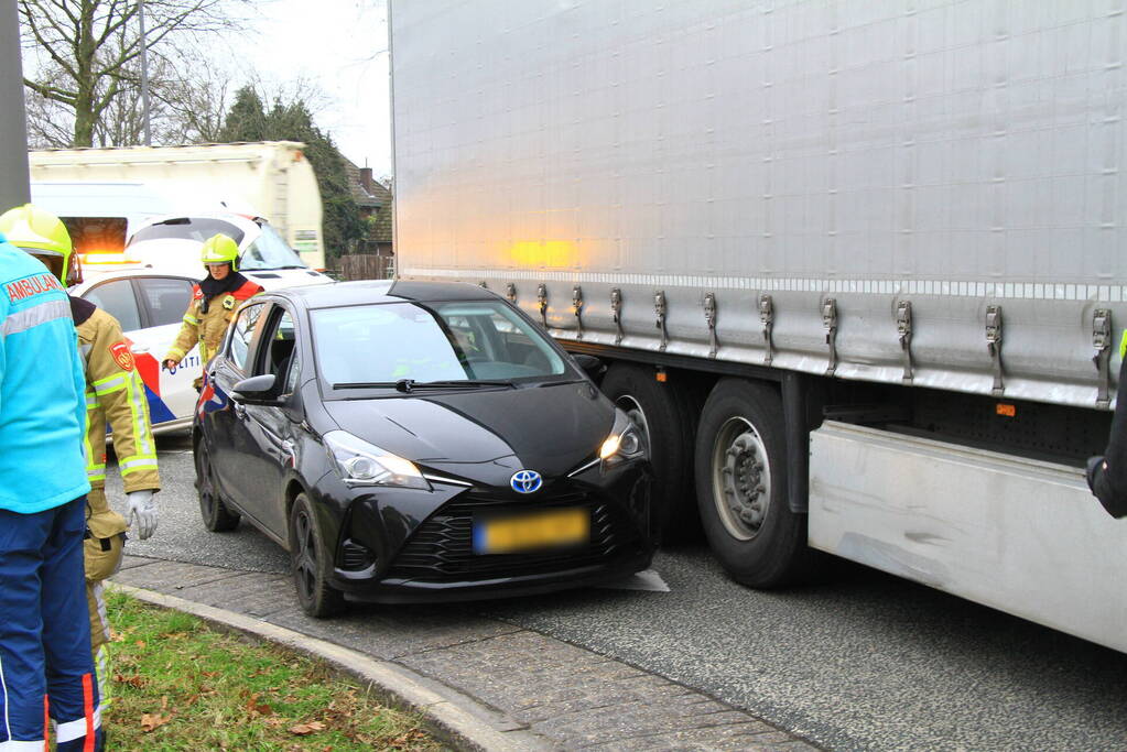 Afslaande vrachtwagen ziet personenauto over het hoofd