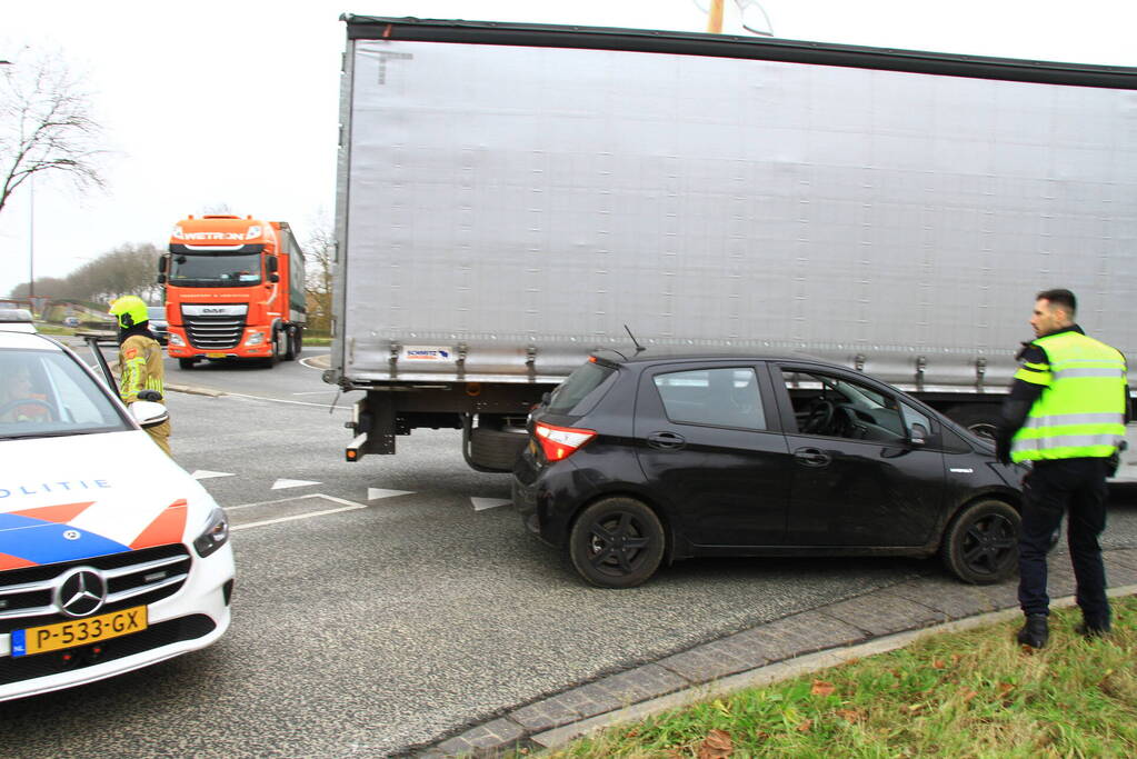 Afslaande vrachtwagen ziet personenauto over het hoofd