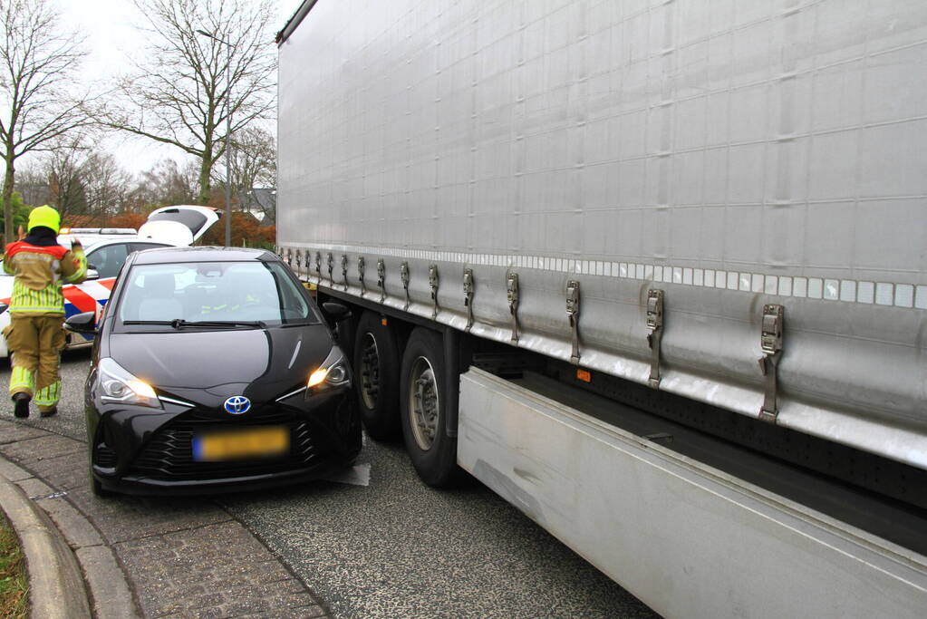 Afslaande vrachtwagen ziet personenauto over het hoofd