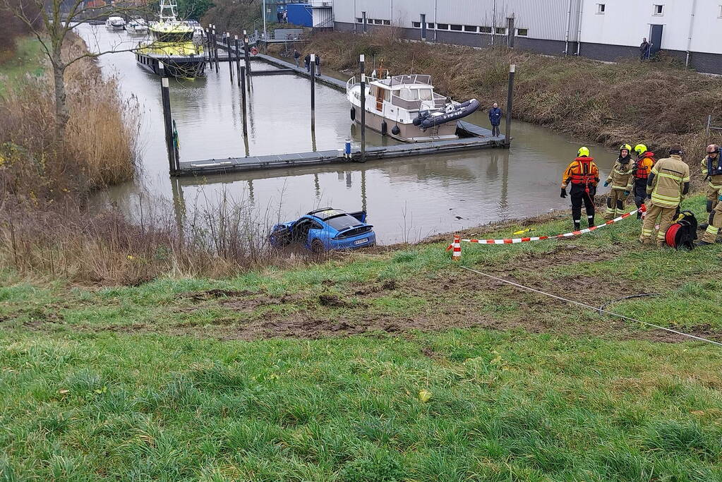 Voertuig te water veel hulpdiensten ingezet