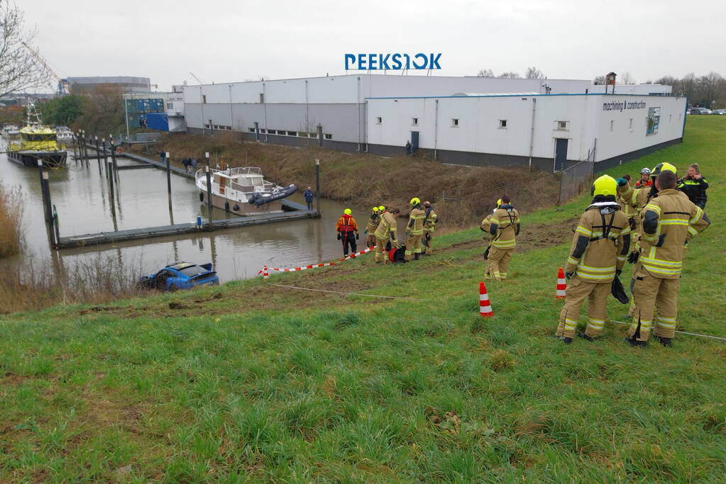 Voertuig te water veel hulpdiensten ingezet