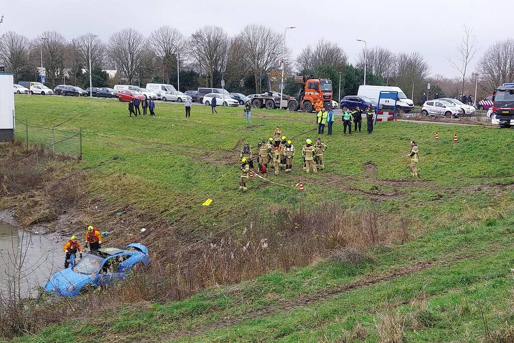 Voertuig te water veel hulpdiensten ingezet