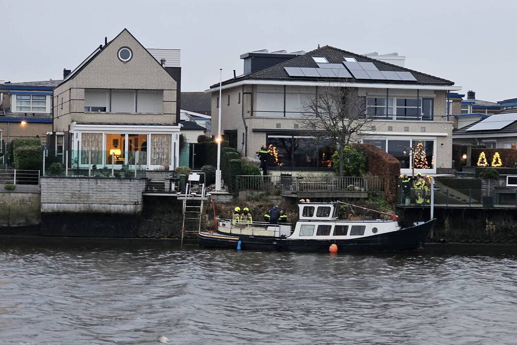 Boot stuurloos geraakt tijdens het varen