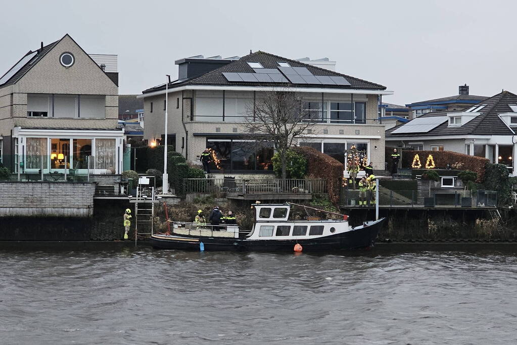 Boot stuurloos geraakt tijdens het varen