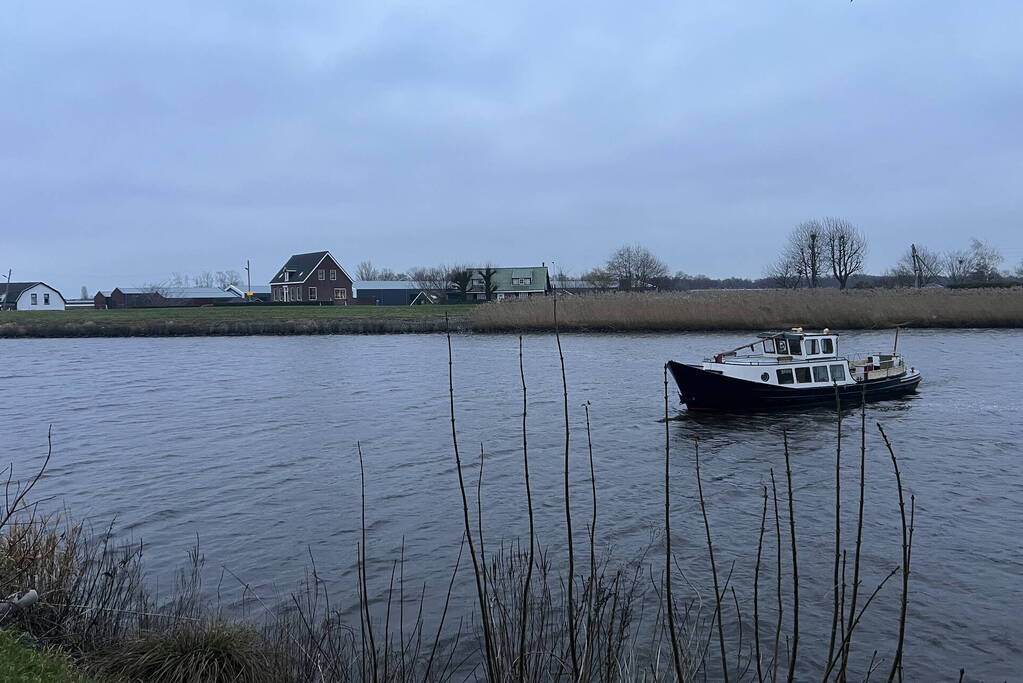 Boot stuurloos geraakt tijdens het varen