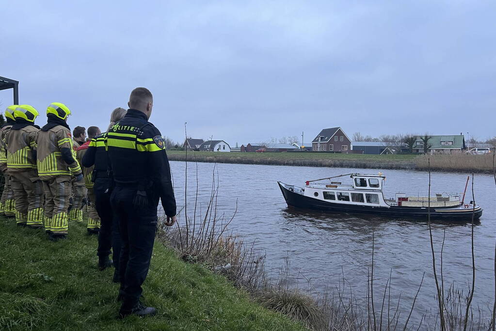 Boot stuurloos geraakt tijdens het varen