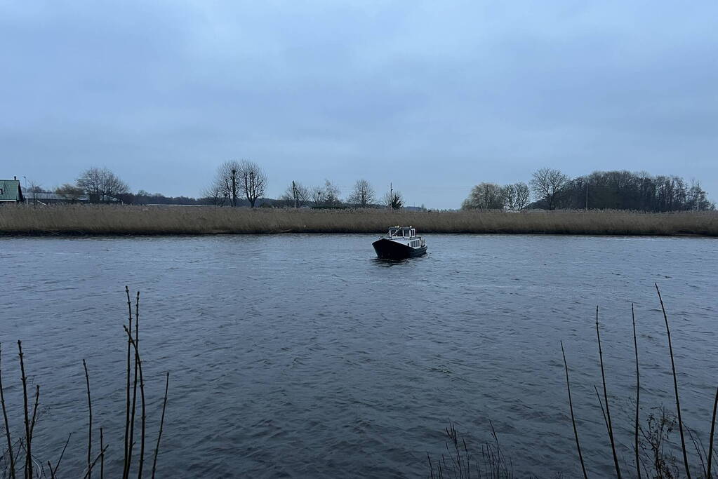 Boot stuurloos geraakt tijdens het varen