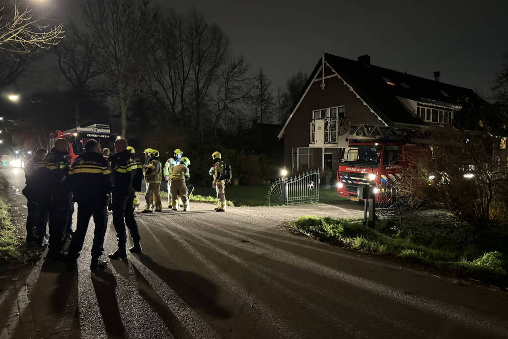 Brandweer veegt schoorsteen na schoorsteenbrand