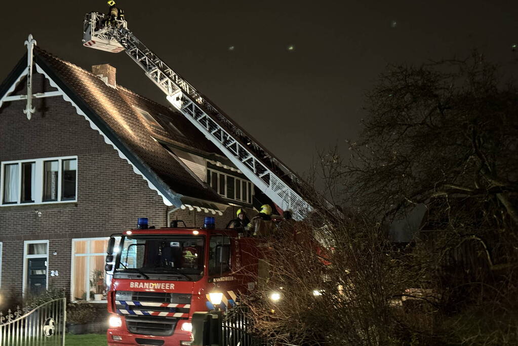 Brandweer veegt schoorsteen na schoorsteenbrand