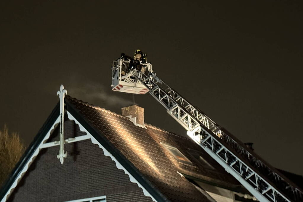 Brandweer veegt schoorsteen na schoorsteenbrand