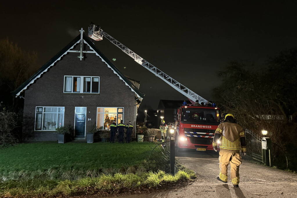 Brandweer veegt schoorsteen na schoorsteenbrand