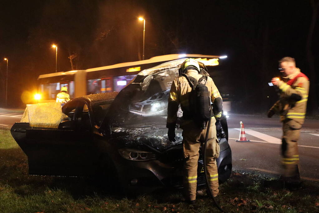 Auto vliegt al rijdend in brand