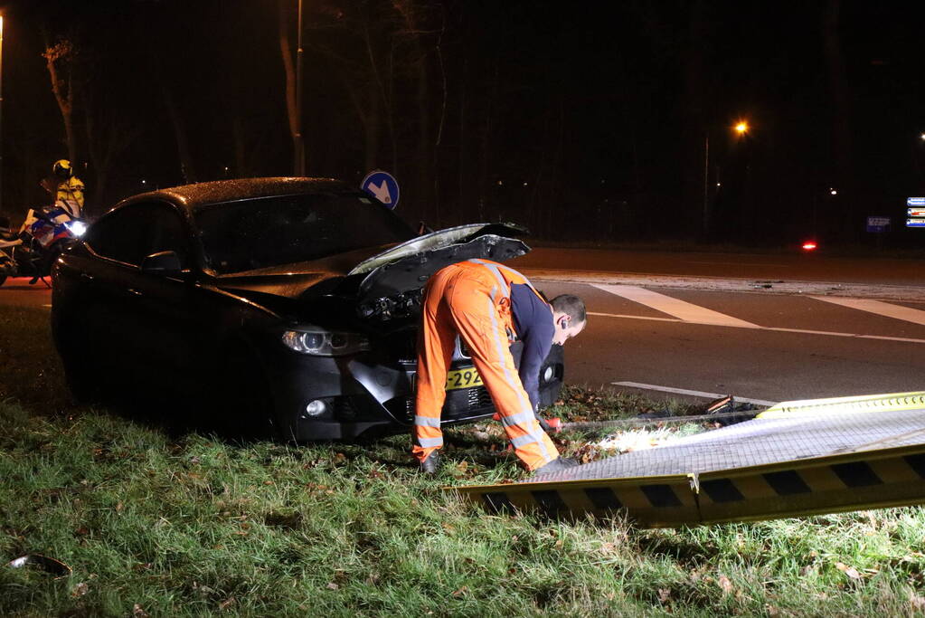 Auto vliegt al rijdend in brand