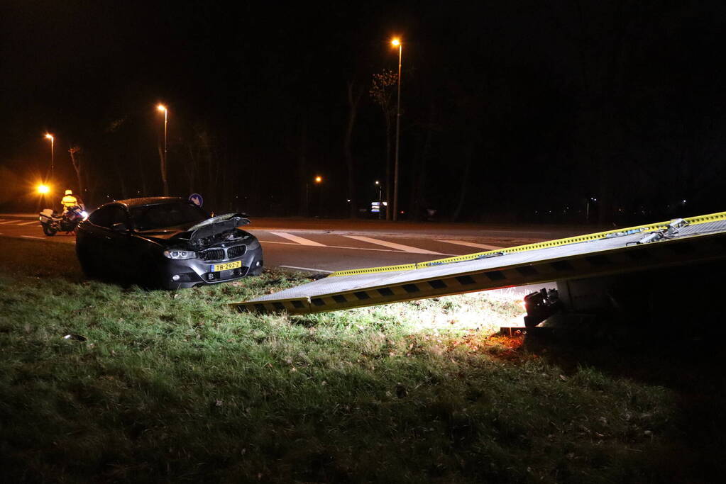 Auto vliegt al rijdend in brand