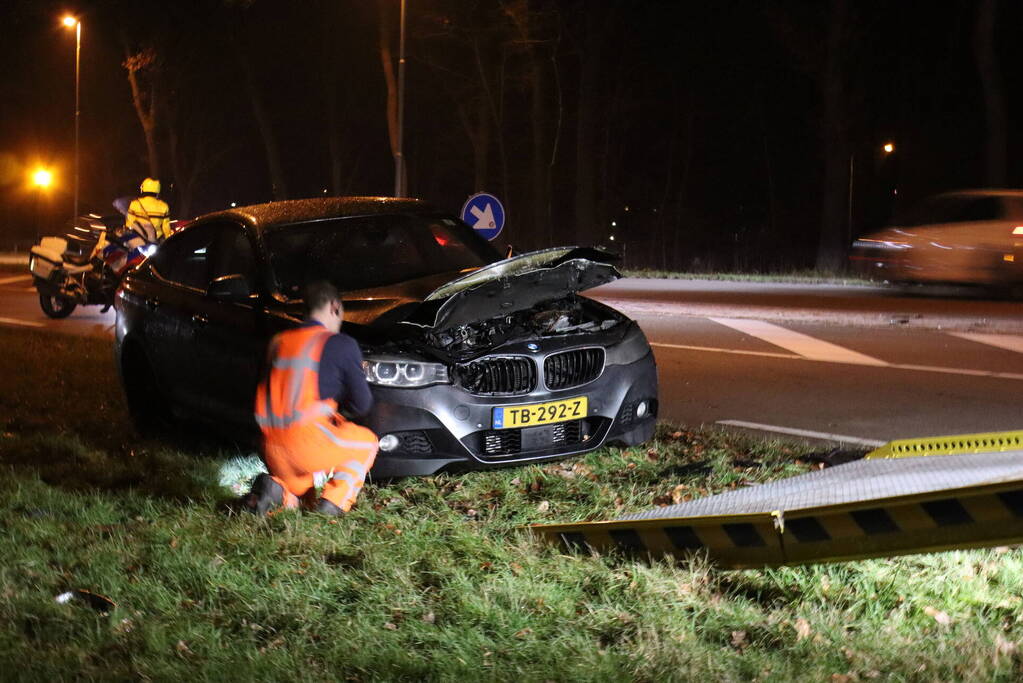 Auto vliegt al rijdend in brand