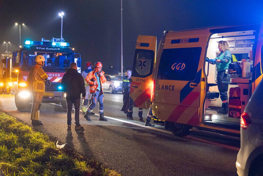 Bestelbus botst frontaal op boom naast snelweg