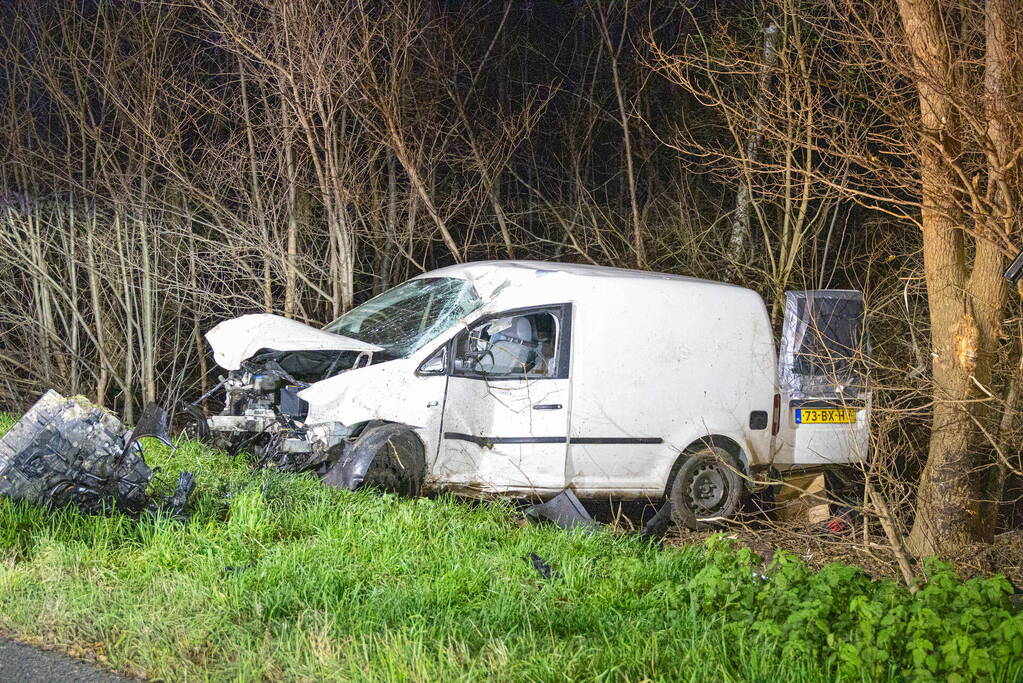 Bestelbus botst frontaal op boom naast snelweg