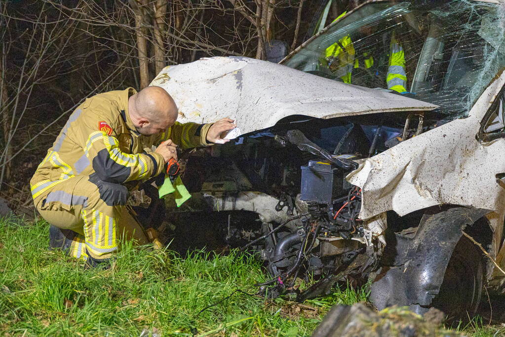 Bestelbus botst frontaal op boom naast snelweg