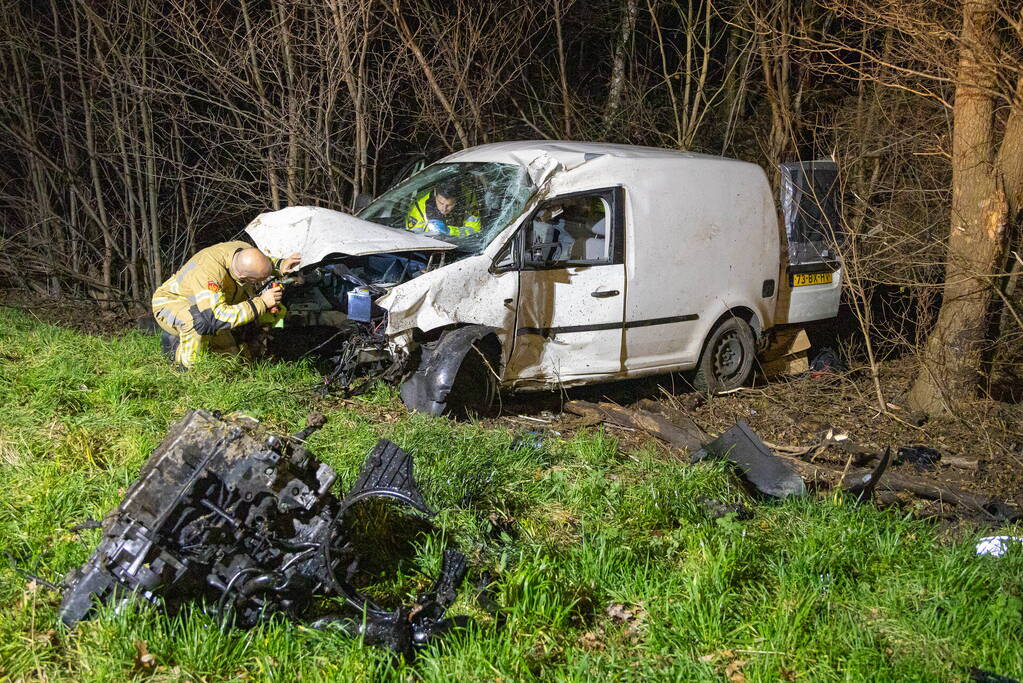 Bestelbus botst frontaal op boom naast snelweg