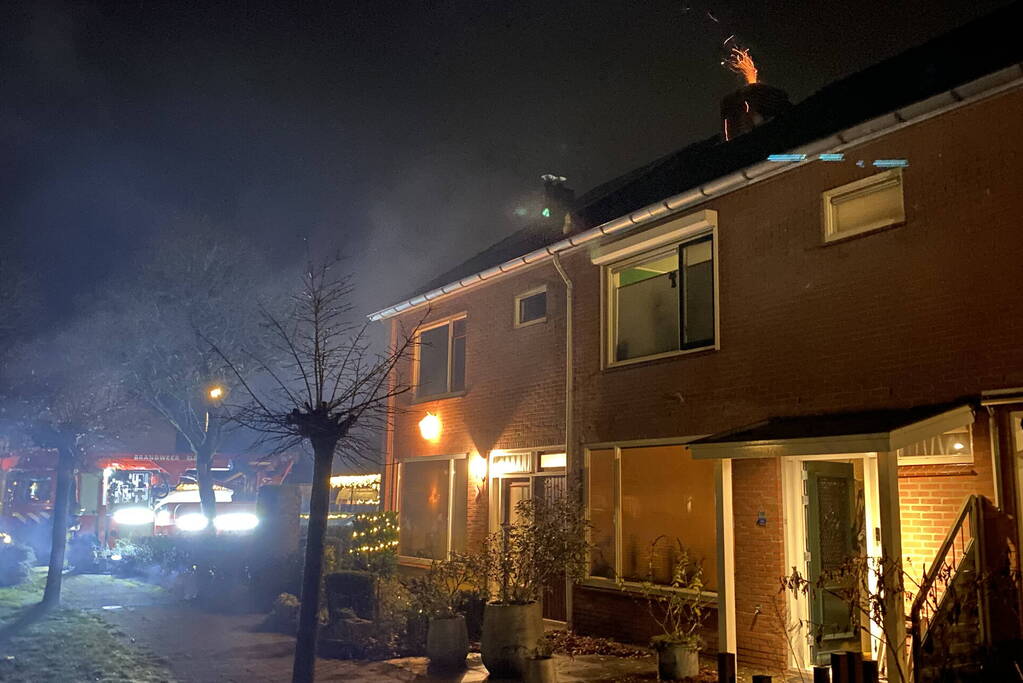 Brandweer dooft schoorsteenbrand