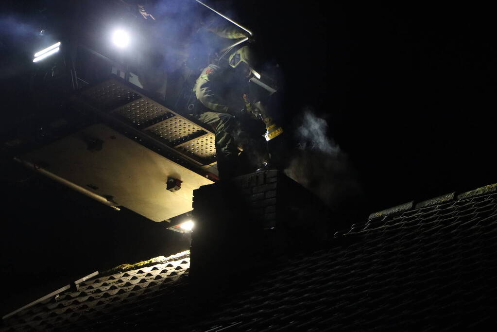 Brandweer dooft schoorsteenbrand