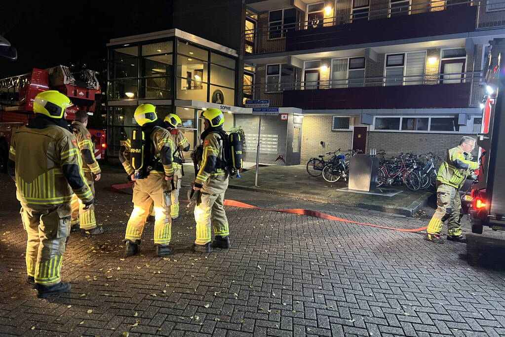 Veel rookontwikkeling bij grote brand in flatwoning