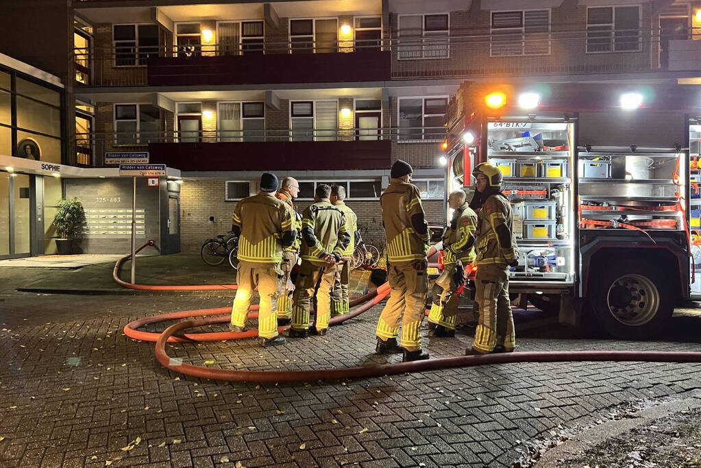 Veel rookontwikkeling bij grote brand in flatwoning