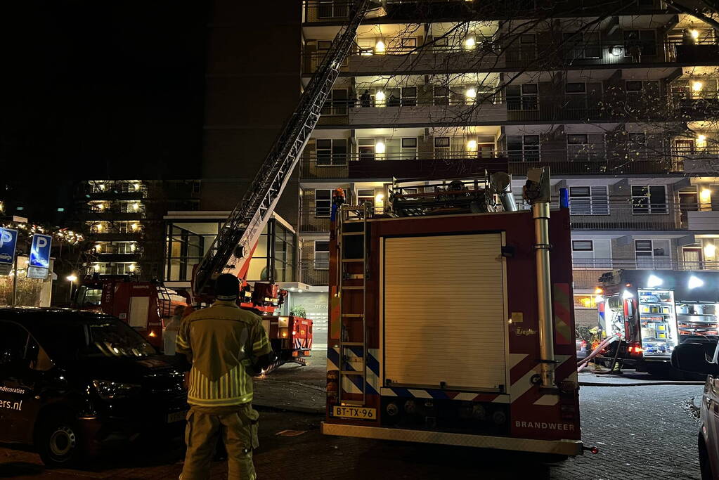 Veel rookontwikkeling bij grote brand in flatwoning