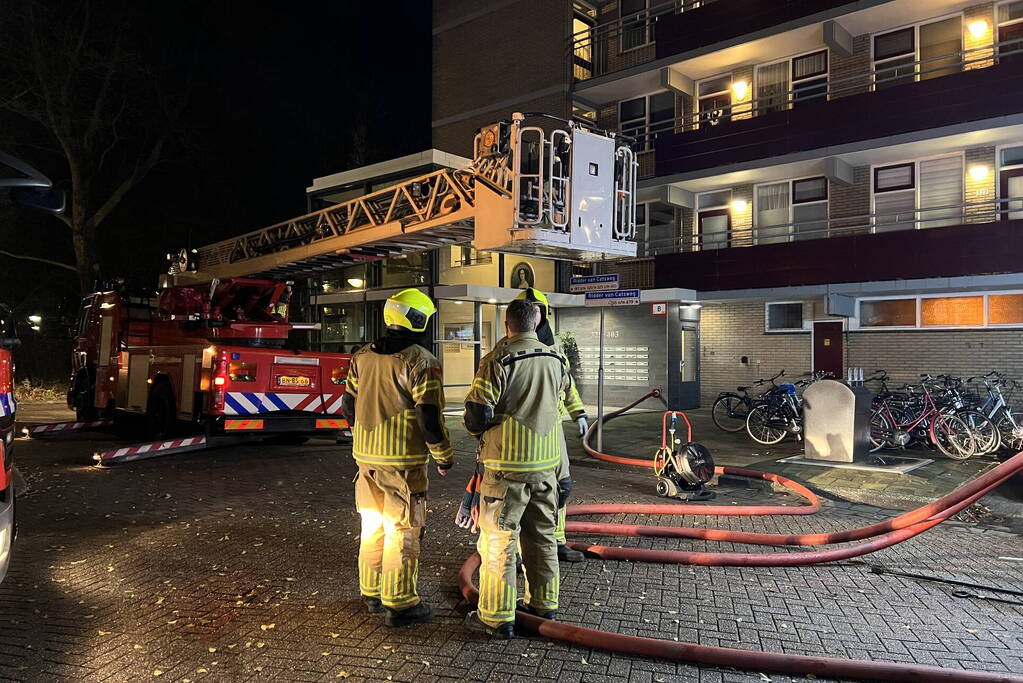 Veel rookontwikkeling bij grote brand in flatwoning