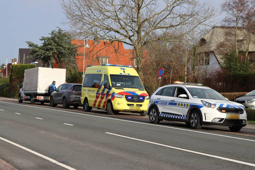 Personenauto klapt achterop bakwagen